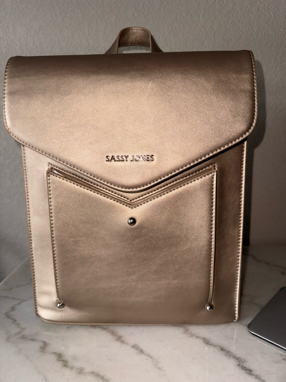 SASSY JONES Metallic Light Gold Backpack - Picture 3 of 11